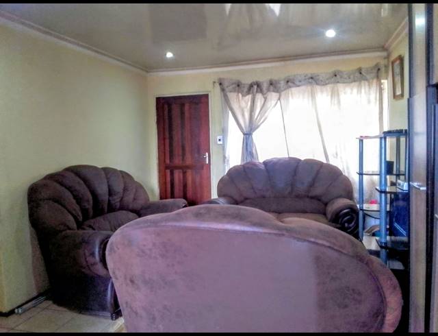 2 BEDROOM FREEHOLD FOR SALE IN KAGISO